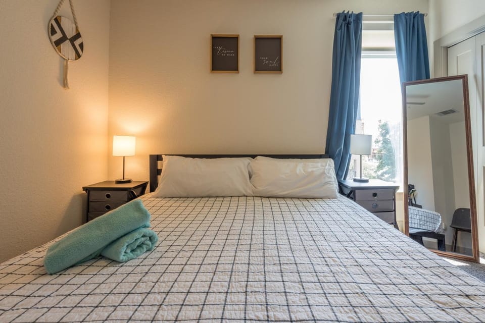 Riverwalk and Pool view Apt with King bed Infinity Pool Gym Free Parking Apartment in San Antonio
