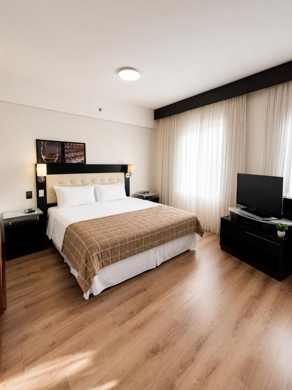 Bed, TV and multimedia, Photo of the whole room, Bedroom