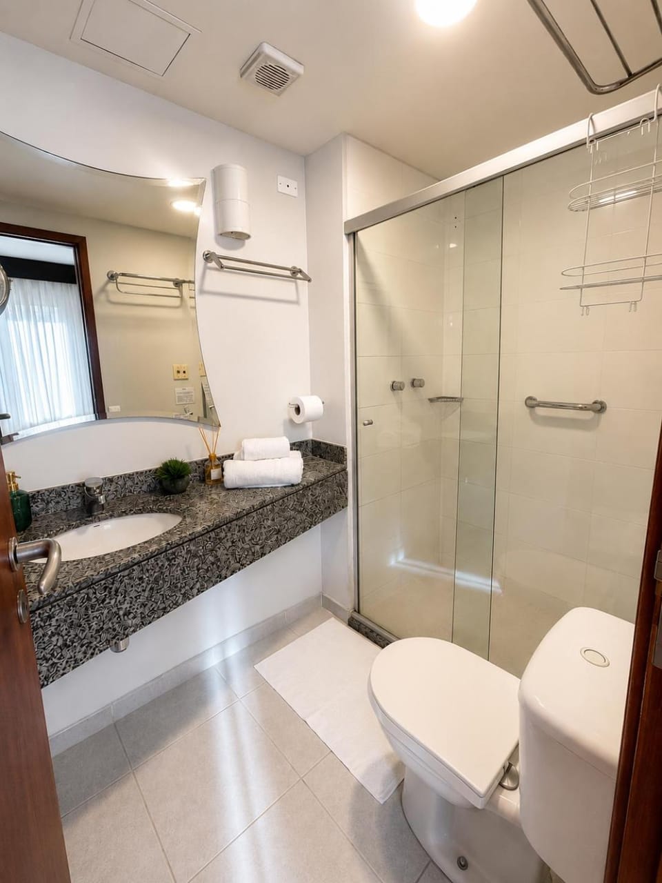 Shower, Toilet, towels
