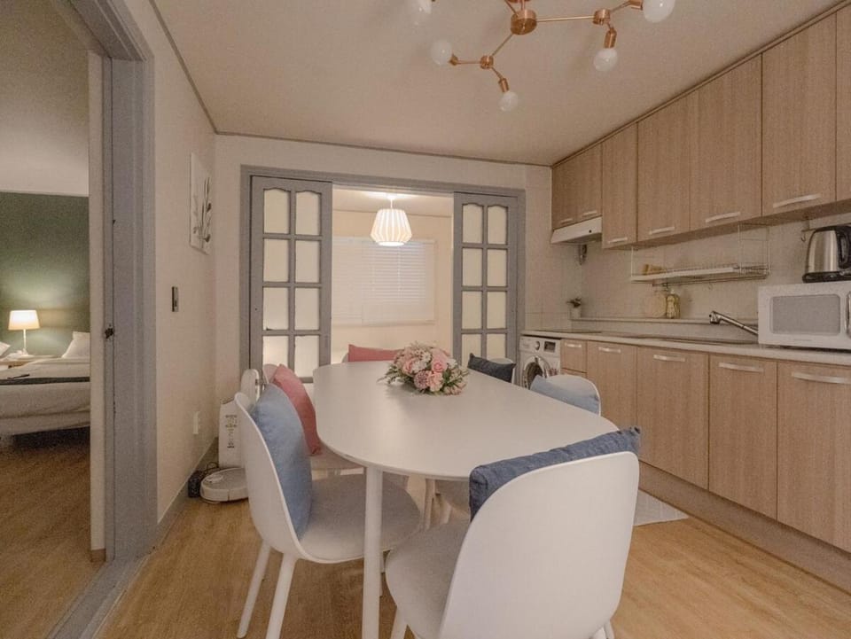 Kitchen or kitchenette, Dining area, stove