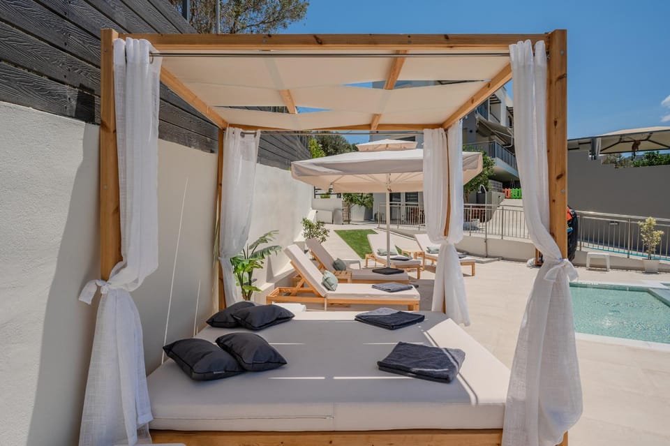 Swimming pool, sunbed, towels