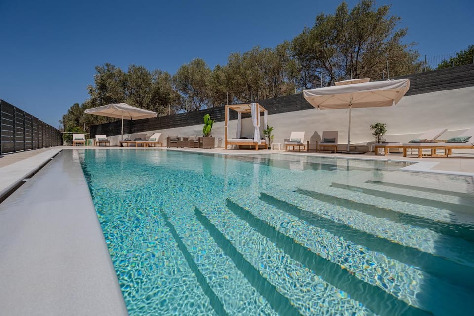 Swimming pool, sunbed