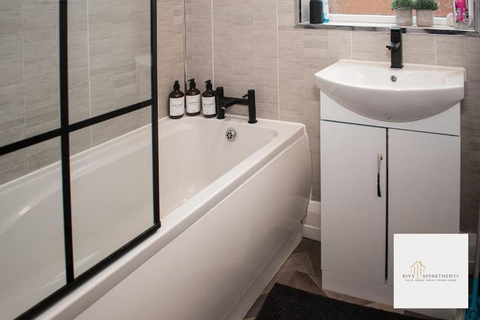 Riya Apartments 2 Bedroom- Wifi-Free Parking Apartment in Newcastle upon Tyne