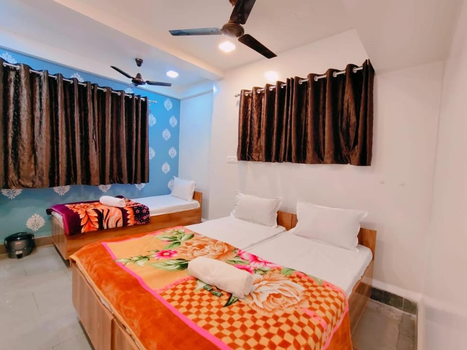 Bed, Photo of the whole room, towels