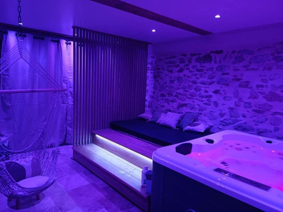 Au Milieu des Secrets House in Auvergne-Rhône-Alpes
