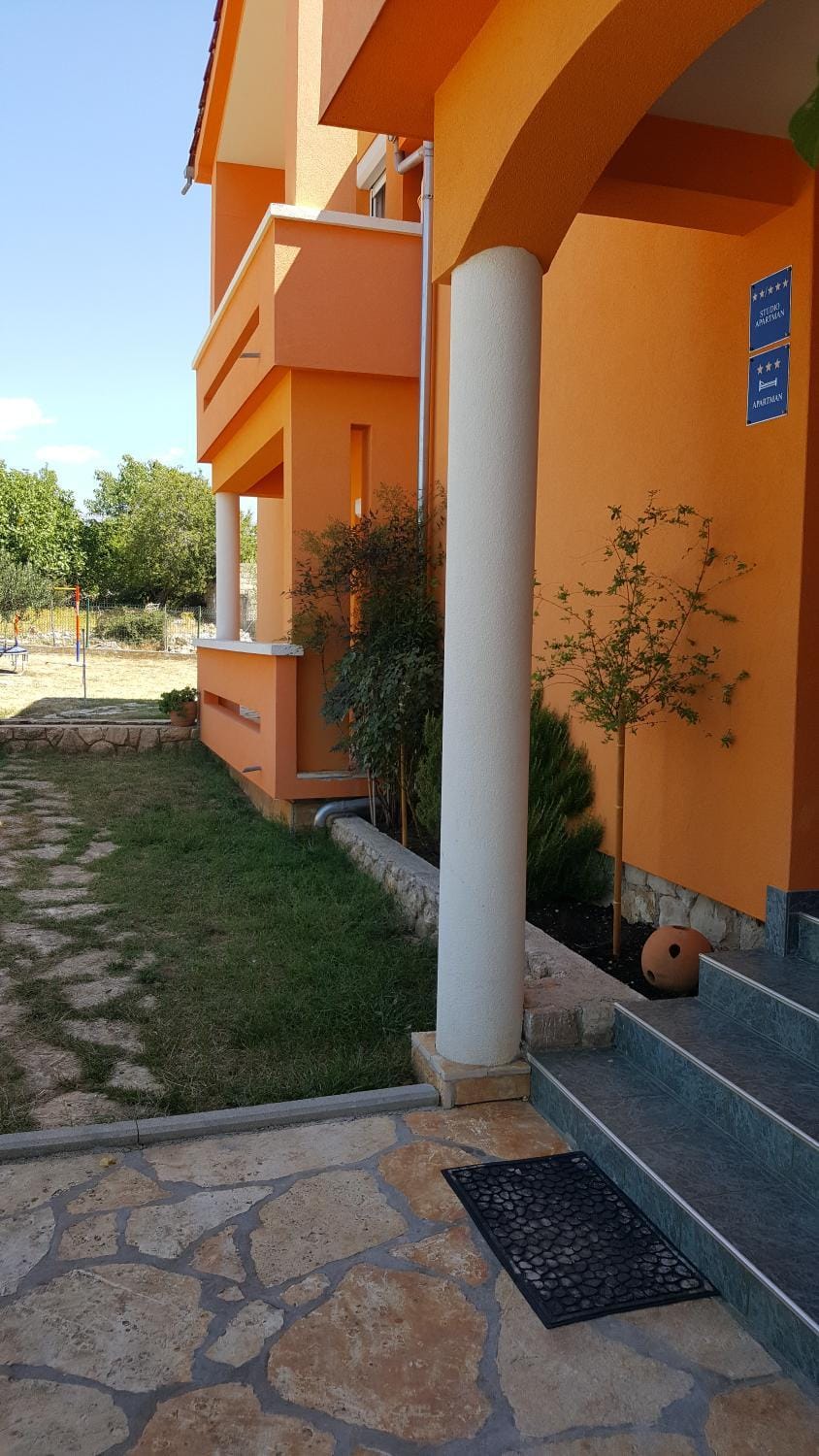 Facade/entrance