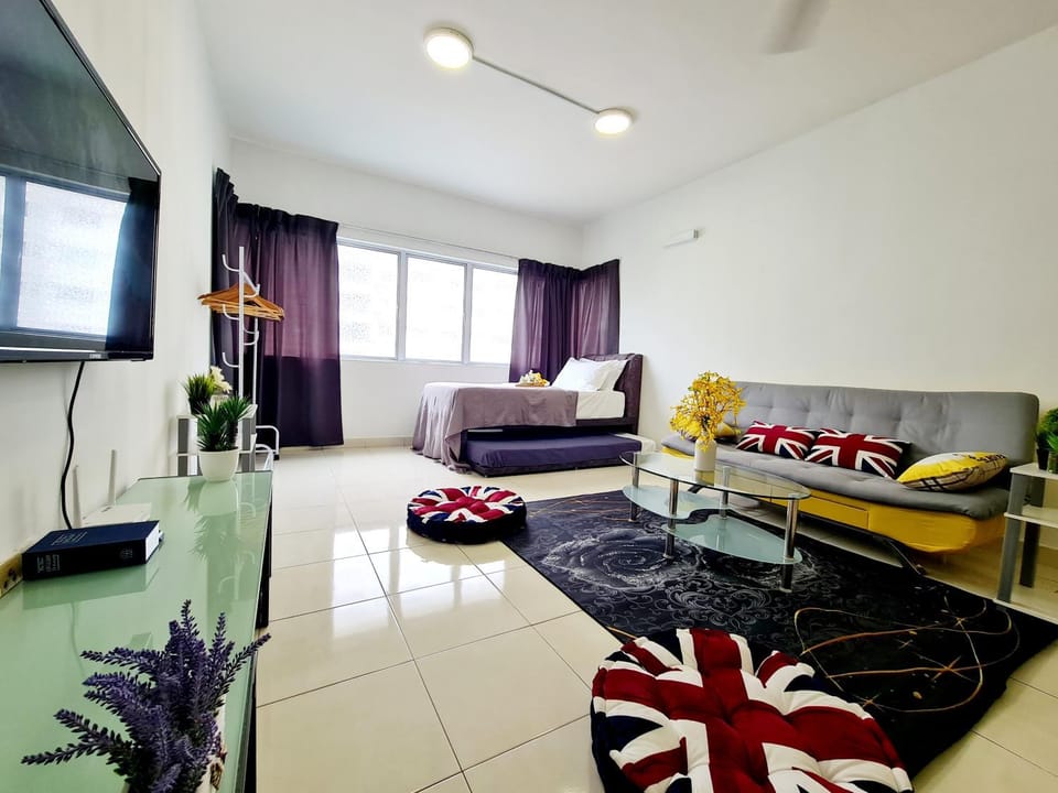 Bed, TV and multimedia, Living room, Photo of the whole room, Seating area