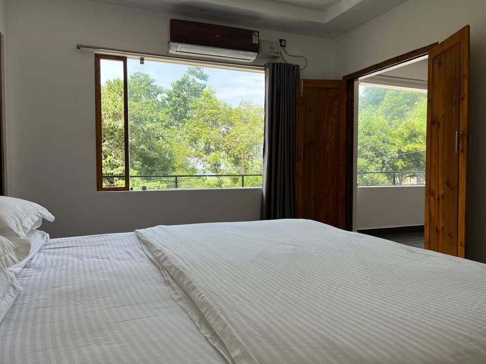 Bed, air conditioner