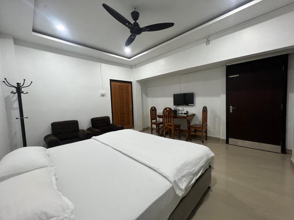 Communal lounge/ TV room, Bed, TV and multimedia, Photo of the whole room, Seating area, Bedroom