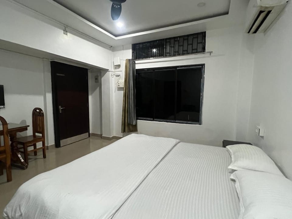 Bed, Bedroom, air conditioner