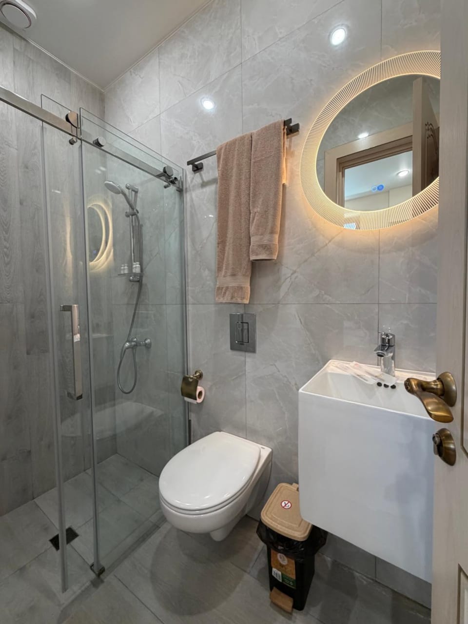 Shower, Toilet, Bathroom, towels