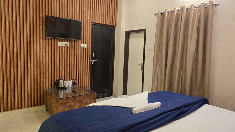 Bed, TV and multimedia, Bedroom