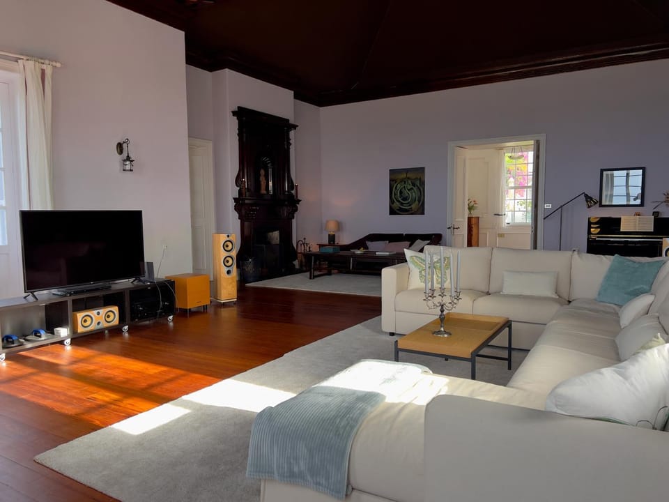 TV and multimedia, Living room, Seating area, Evening entertainment