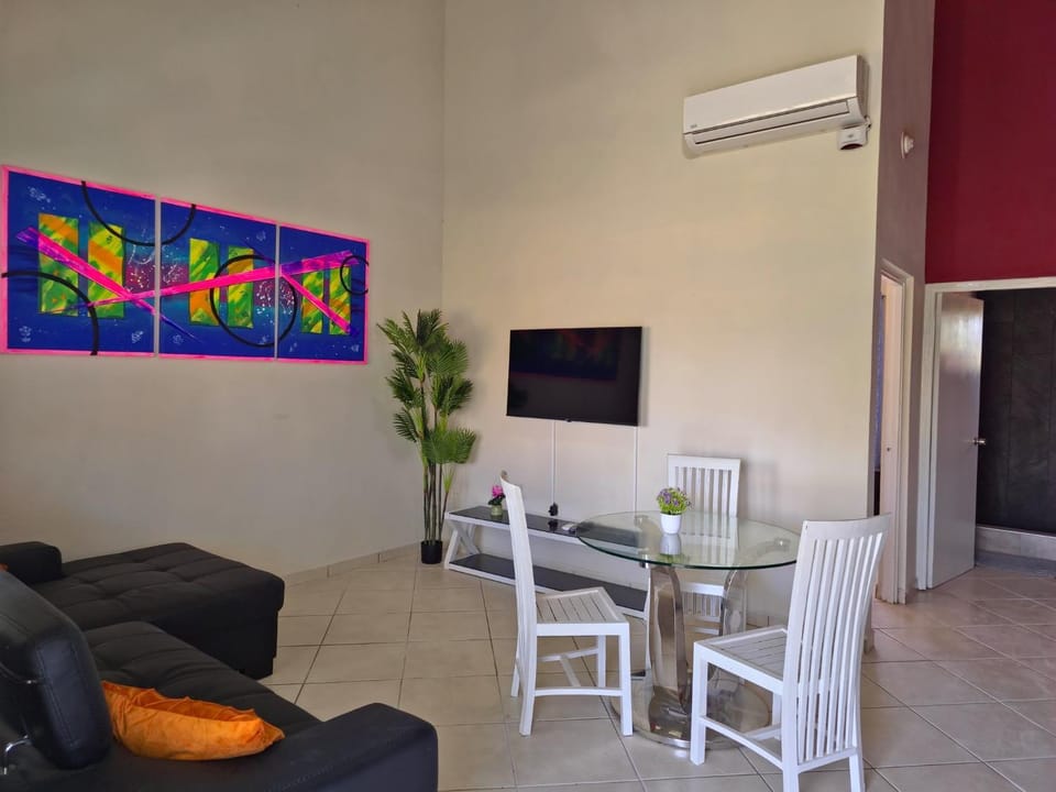 Restaurant/places to eat, TV and multimedia, Living room, Seating area