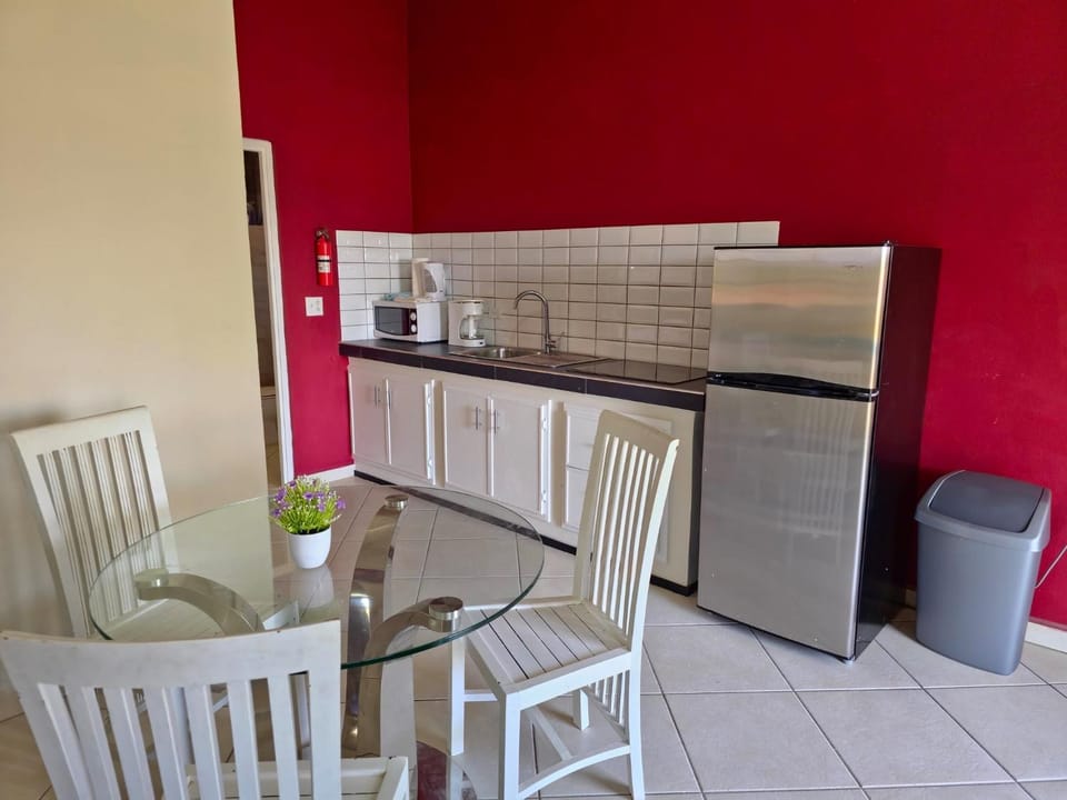 Restaurant/places to eat, Coffee/tea facilities, microwave, stove, kitchen