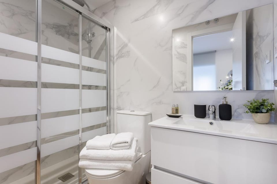 Shower, Toilet, Bathroom, towels