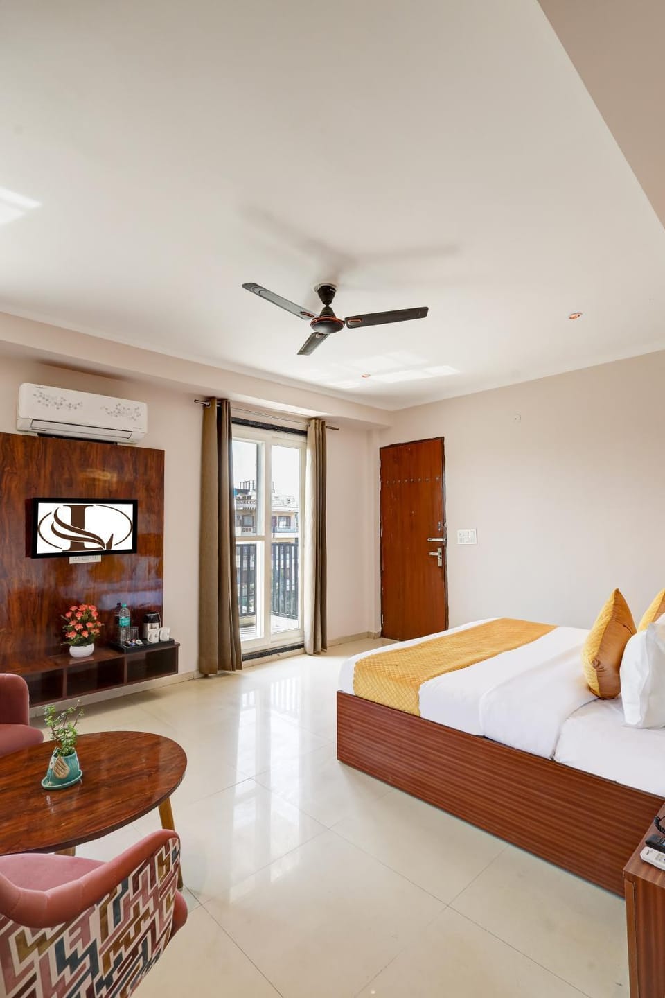 Bed, TV and multimedia, Photo of the whole room, Seating area, Bedroom, air conditioner