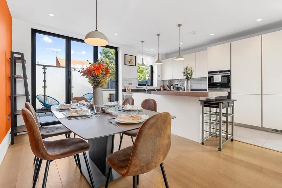 Sophisticated 4-Bedroom House AC House in London