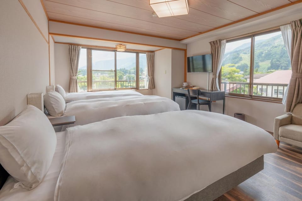 Bed, TV and multimedia, Photo of the whole room, Bedroom, Mountain view
