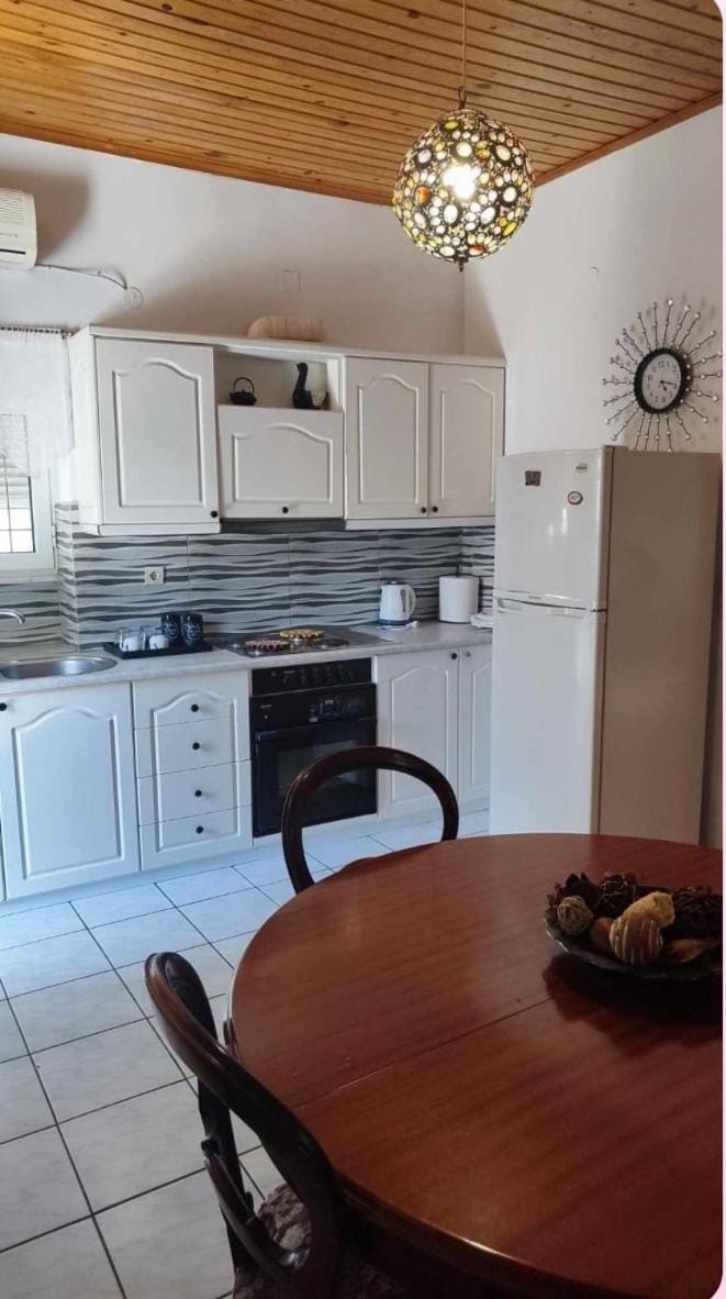 Kitchen or kitchenette, oven, stove