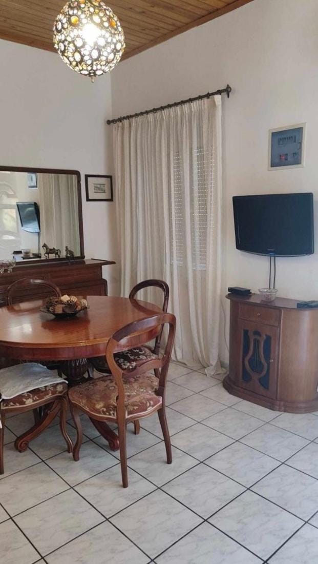 TV and multimedia, Living room, Seating area, Dining area