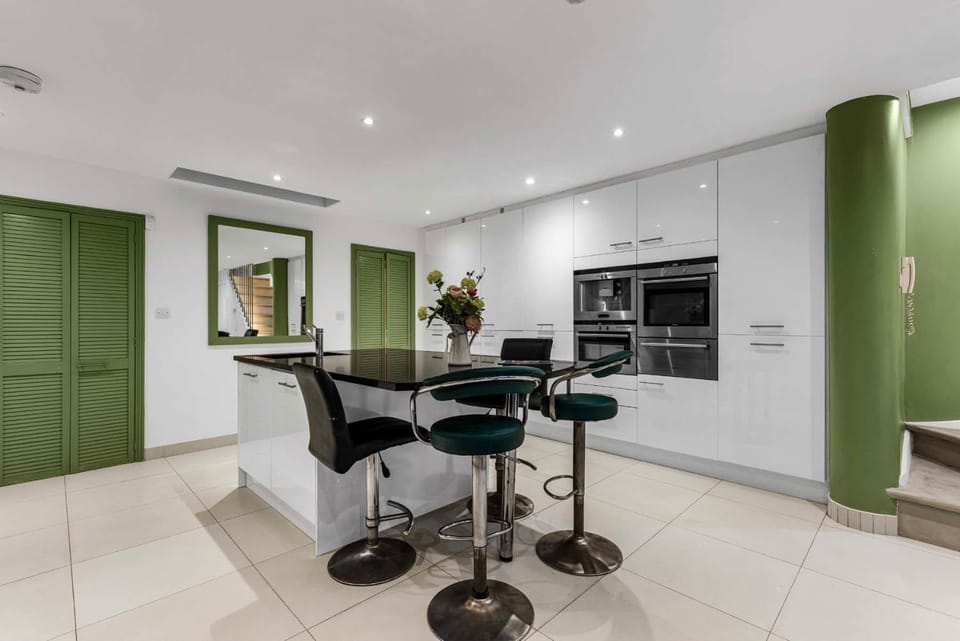 Beautiful 3-Bedroom House with Garden and Rooftop Retreat House in City of Westminster