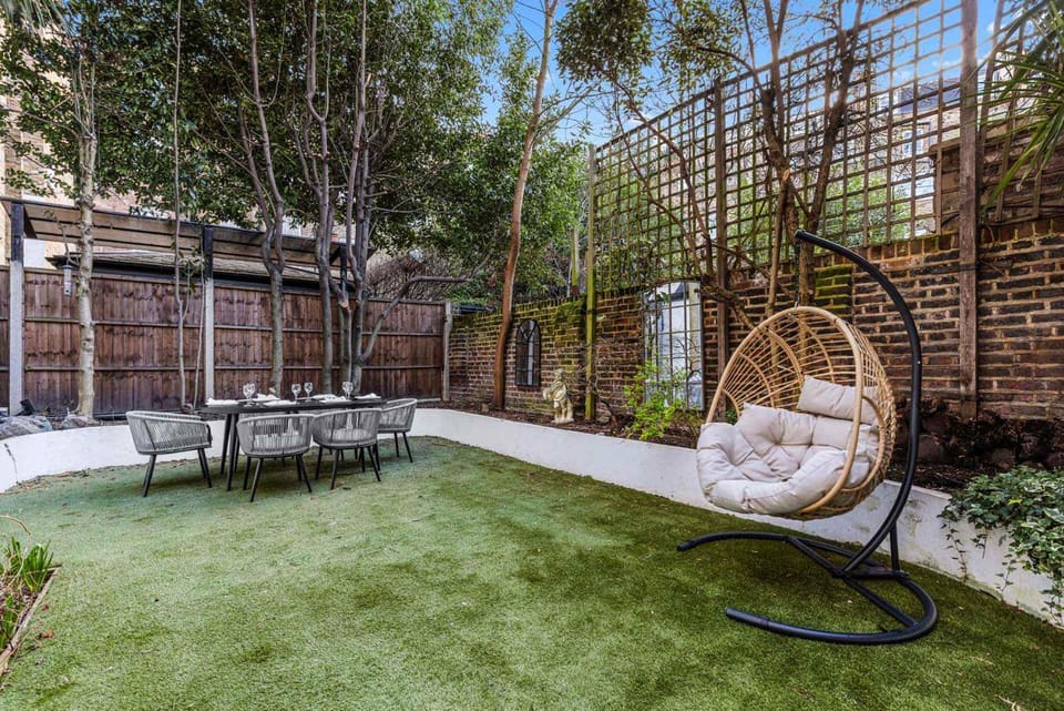 Beautiful 3-Bedroom House with Garden and Rooftop Retreat House in City of Westminster