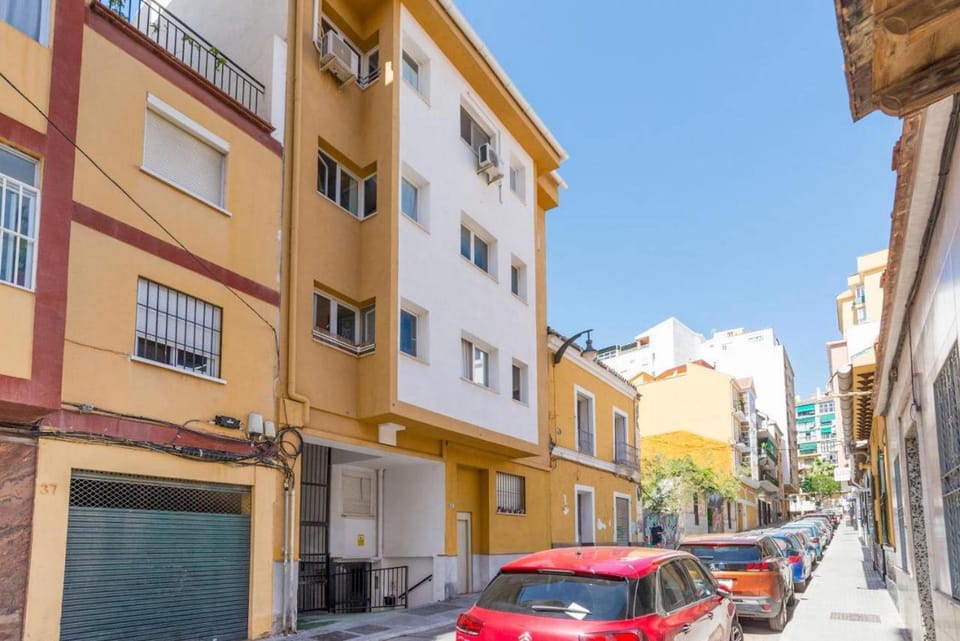 Property building, Facade/entrance, Day