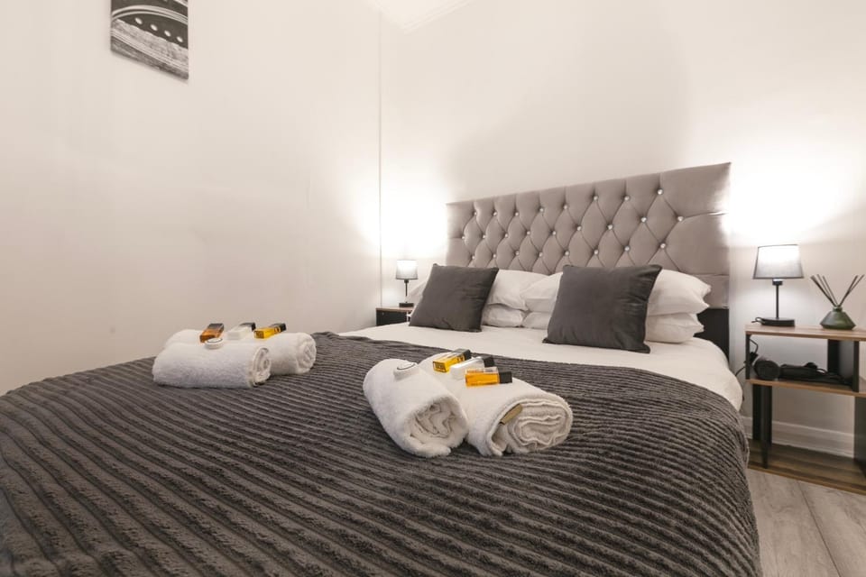 Bed, Bedroom, towels