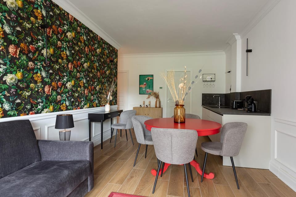 Kitchen or kitchenette, Dining area