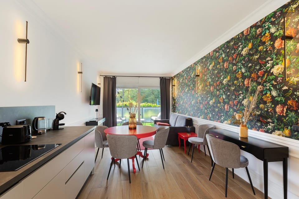 Kitchen or kitchenette, Dining area