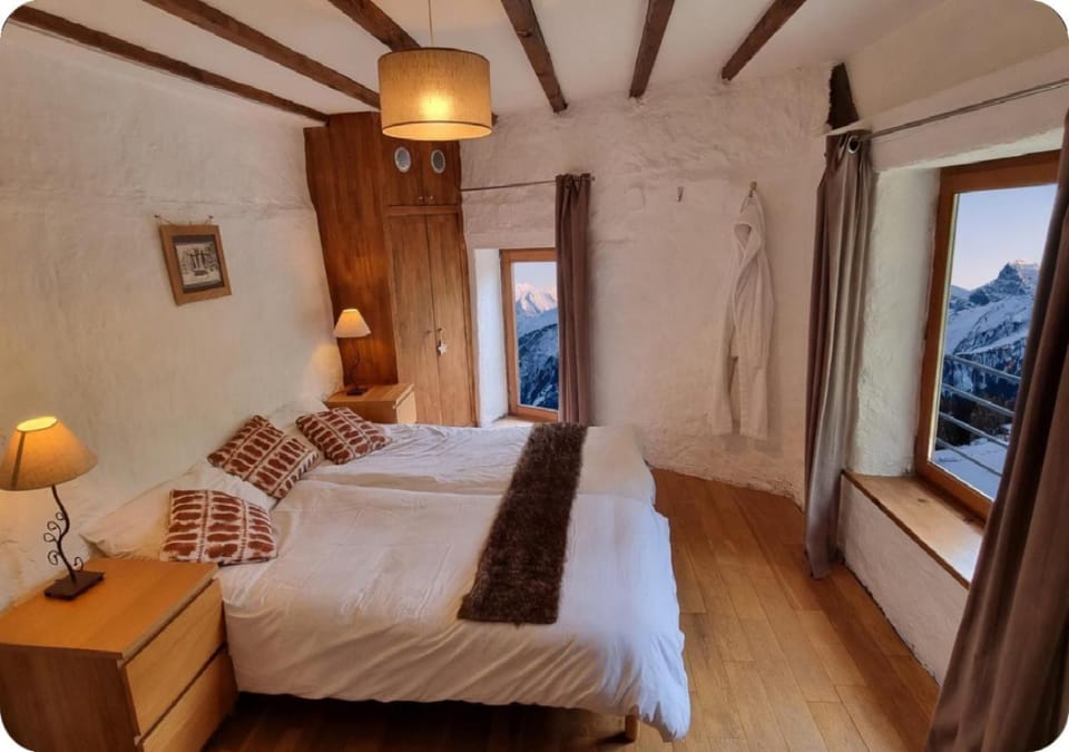 Bedroom, Mountain view
