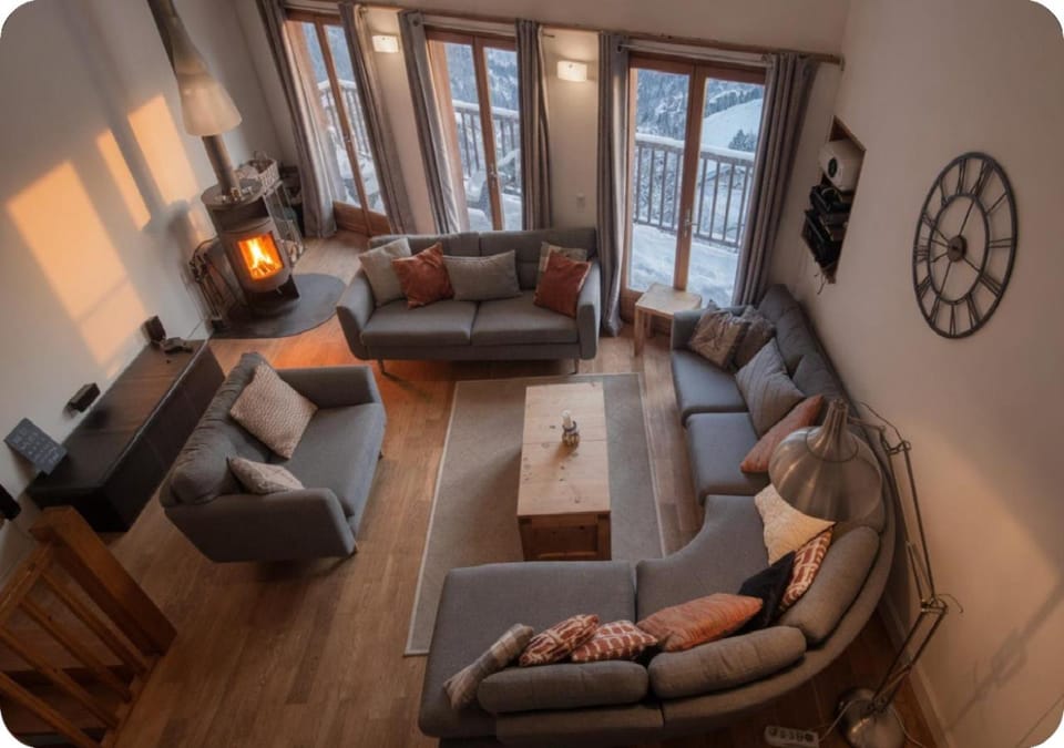 Living room, Mountain view, fireplace