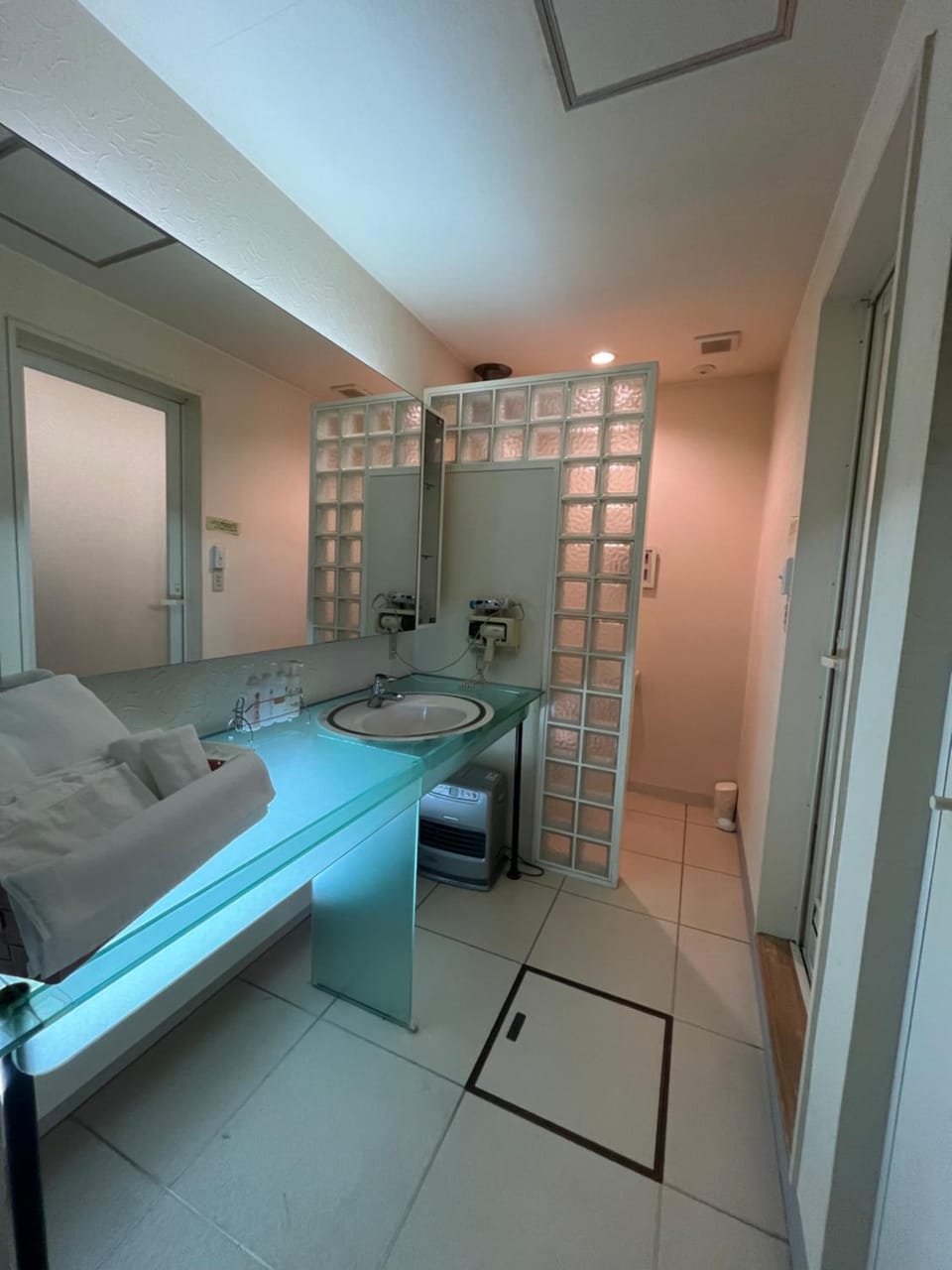 Photo of the whole room, towels