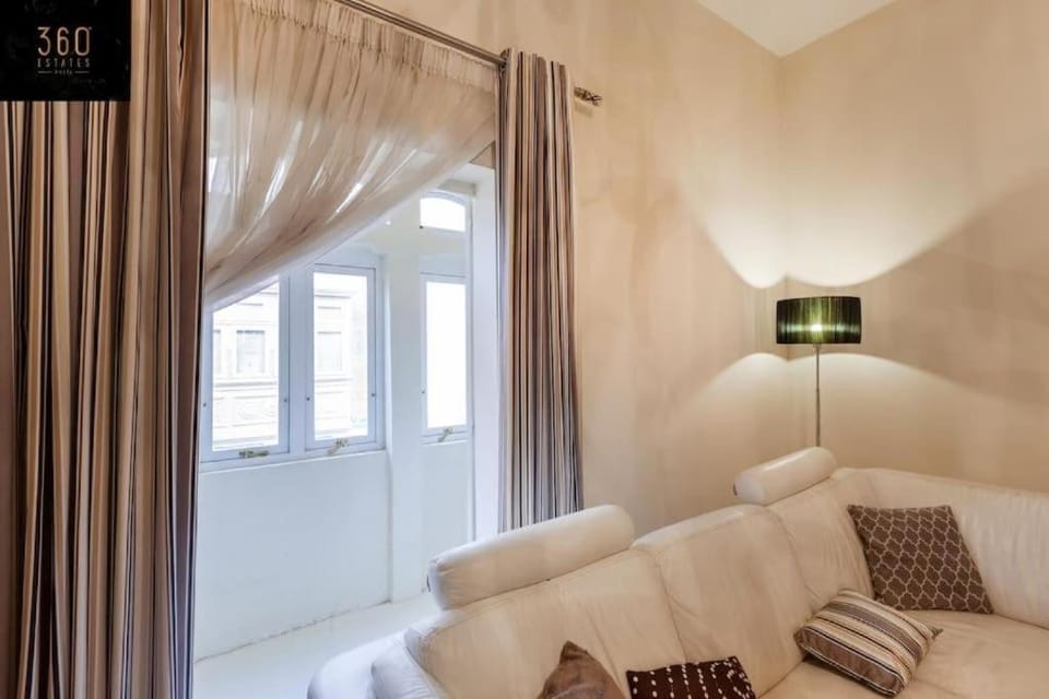 Bed, Living room, Photo of the whole room, Seating area, Bedroom