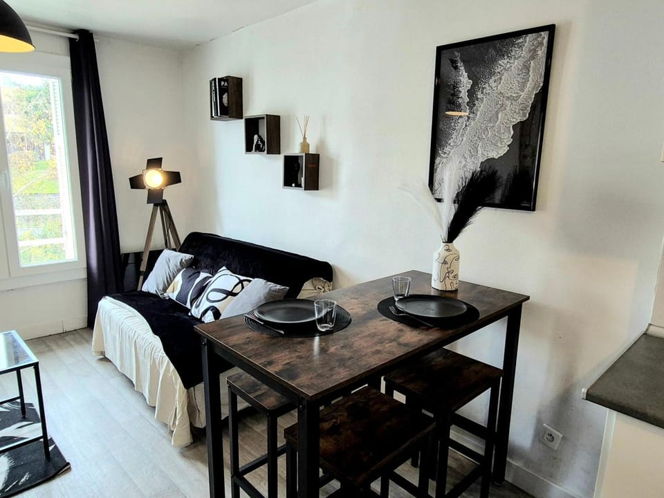 Seating area, Dining area