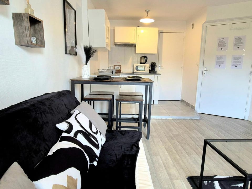 Kitchen or kitchenette, Seating area, Dining area