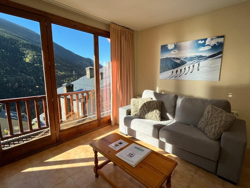 Balcony/Terrace, Living room, Mountain view
