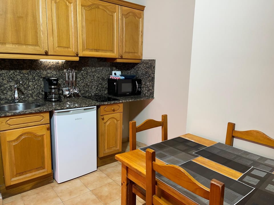 Kitchen or kitchenette, Dining area, stove