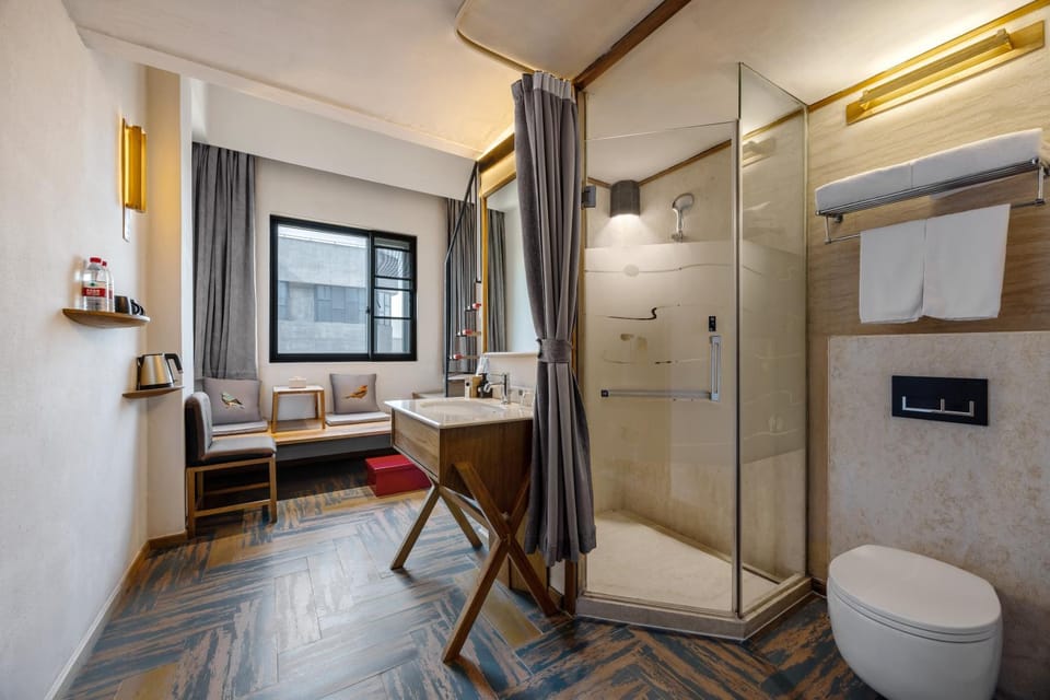 Shower, Toilet