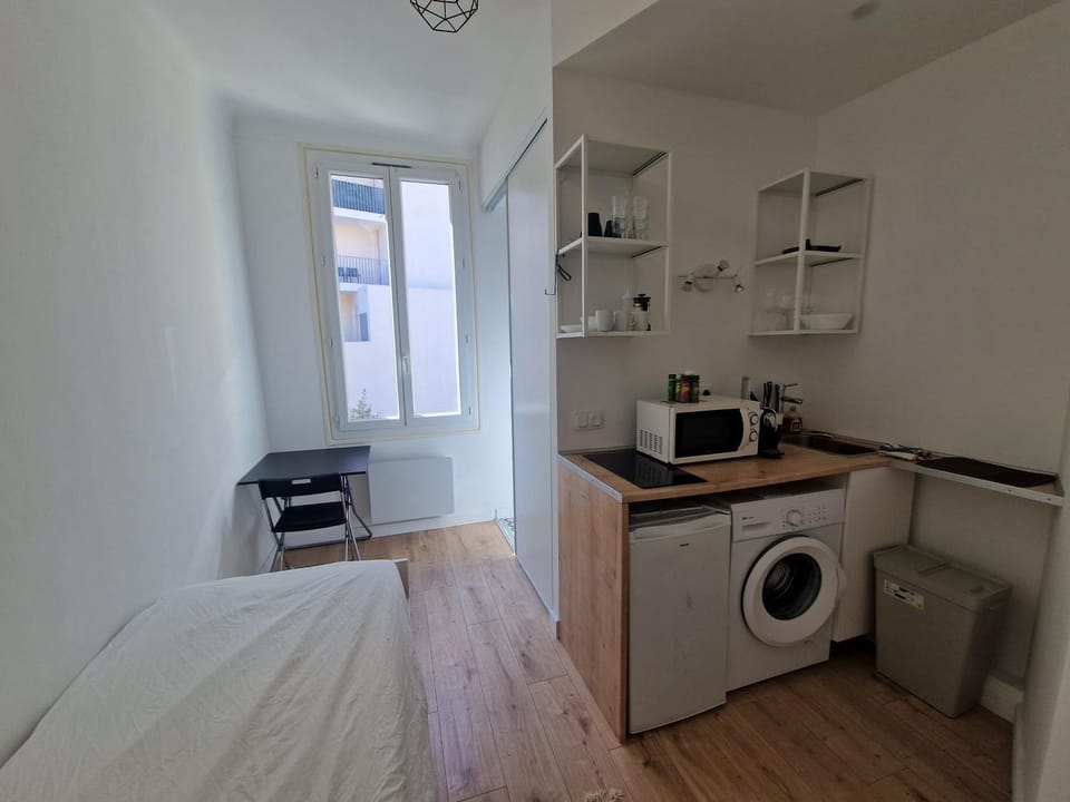 Kitchen or kitchenette, washing machine