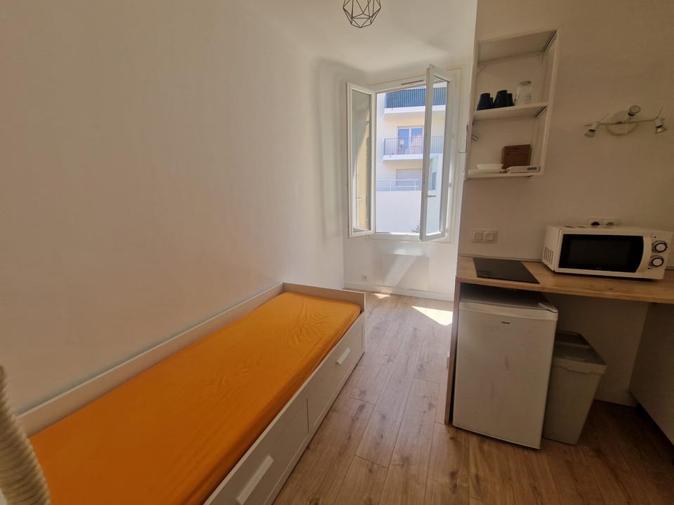 Bed, Kitchen or kitchenette