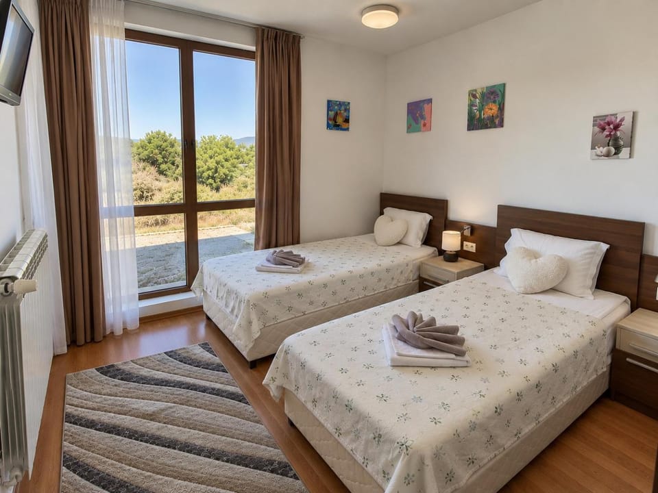 Bed, Bedroom, towels