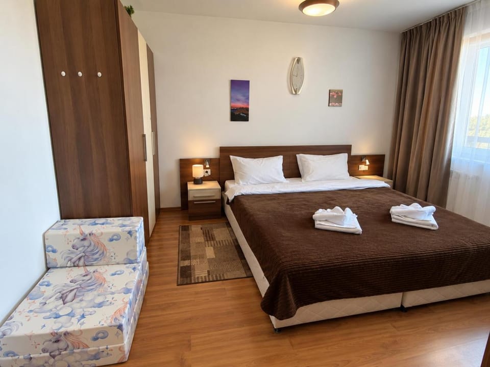Bedroom, towels, wardrobe