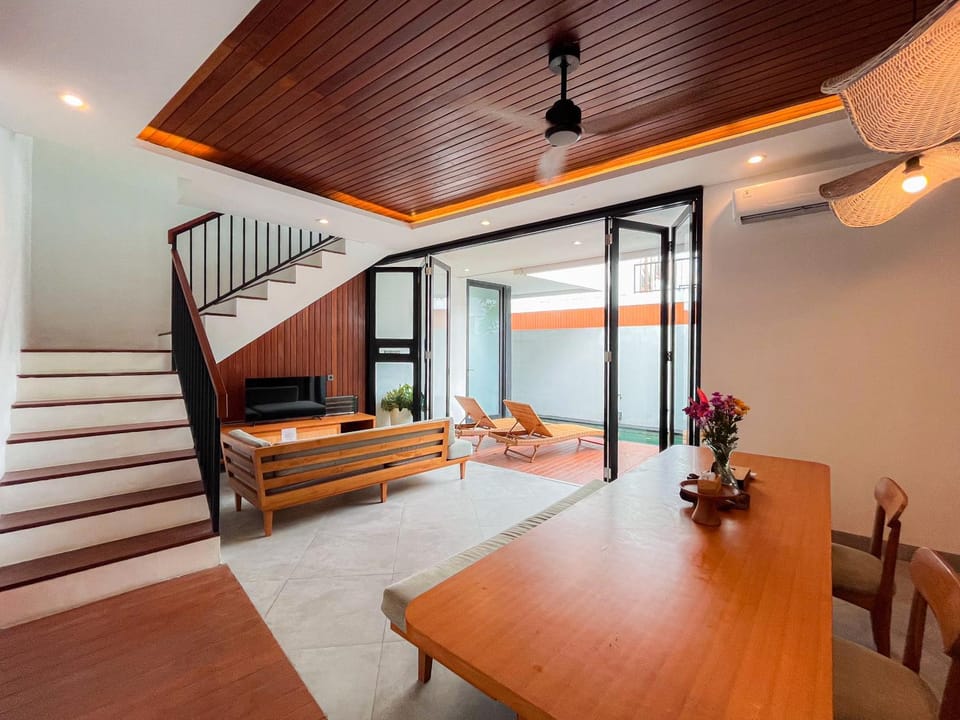 TV and multimedia, Living room, Seating area, Dining area, Swimming pool