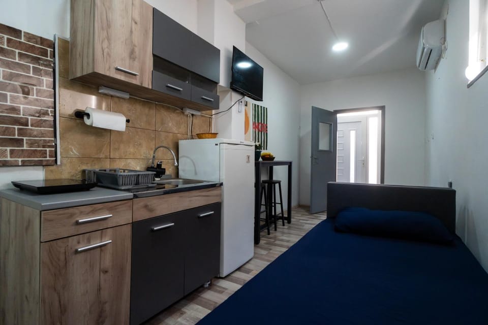 Bed, Photo of the whole room, Dining area, oven, stove
