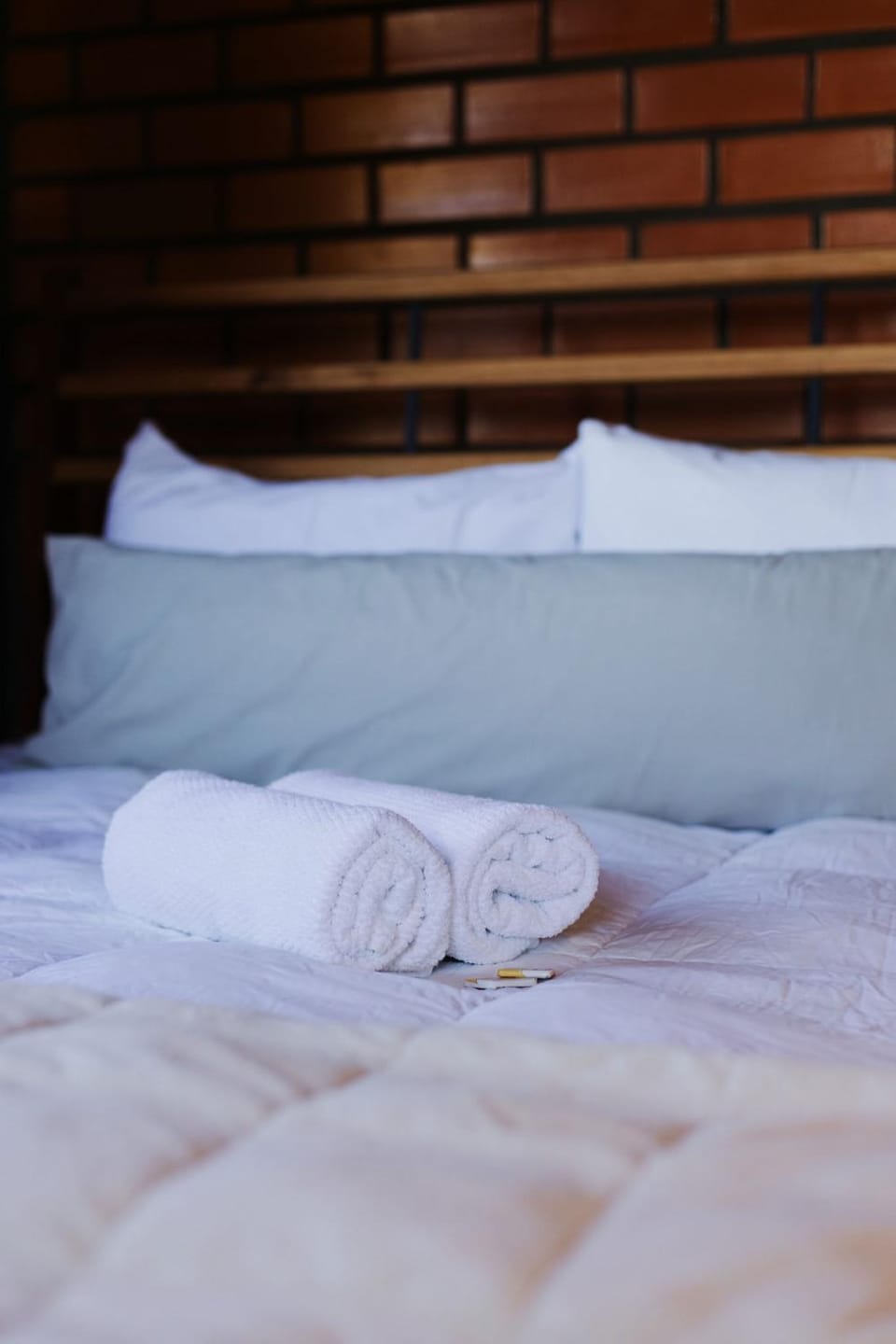 Bed, towels