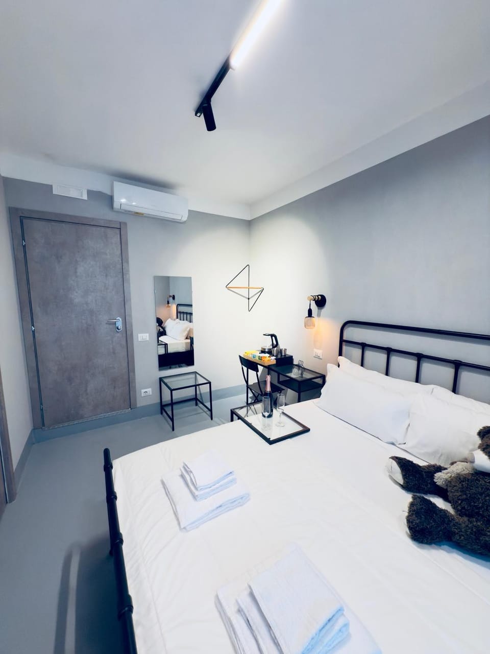 Bed, Living room, Photo of the whole room, Seating area, Bedroom