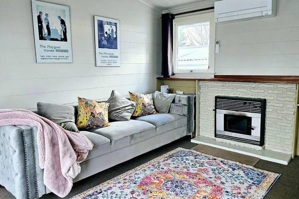 Living room, Seating area, air conditioner
