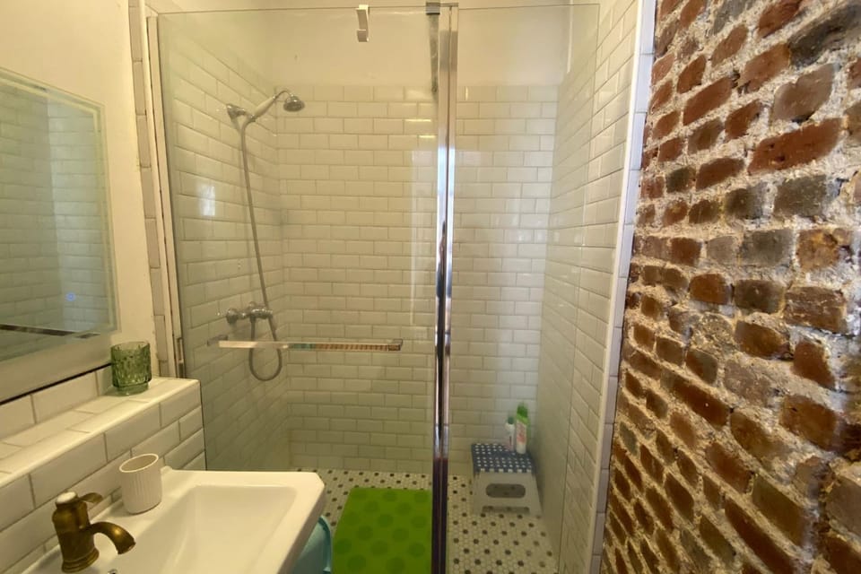 Quiet bright apartment near Paris Apartment in Levallois-Perret